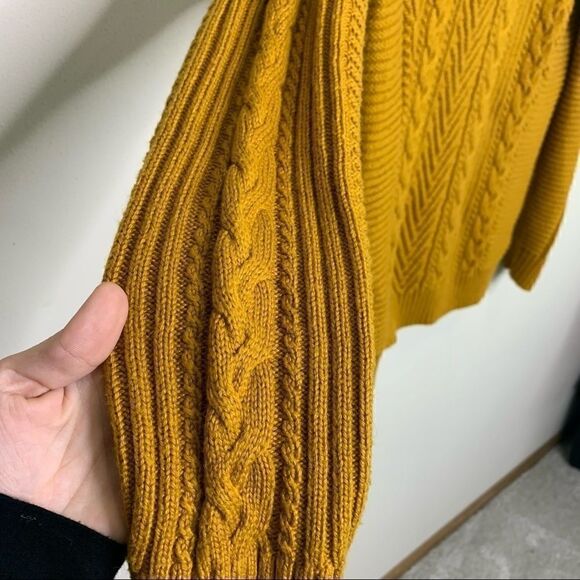 SALE💛 Uniqlo xs mustard sweater crew neck B1 - Picture 2 of 9